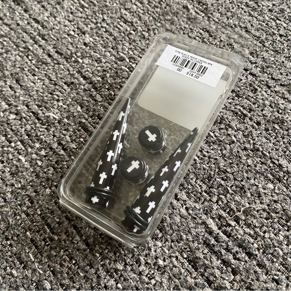 Punk Cross Tunnel Plug Set 00g - Picture 2 of 3